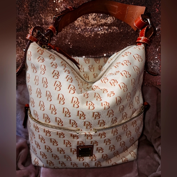 Signature Dooney & Bourke - Picture 1 of 6